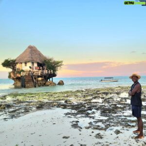 Emmanuel Buriez Instagram - Zanzibar...
Une perle de l'Océan Indien.
On y danse, on y rit, on y bronze, on mange des plats à base de poissons et de fruits, on s'y baigne, on s'y enjaille...
On y croise en période estivale (d'après la saisonnalité  européenne) des massaïs en transit.
Un des lieux de départ privilégié pour les safaris.

#Zanzibar #tanzanie #tanzania #earth #pingwe #pingwebeach #plage #smile #happyman #afriquedelest #loveafrica #belleafrique #rockrestaurant #plage #Africa  #Afrique #ontheroadagain #travel #oceanindien #island #ile #quelquepart #EmmanuelBuriez #seaandsun #ailleurs #loin #lointain #viensavecmoi #comewithme #quelavievousberce  #hopethelifenchantyou