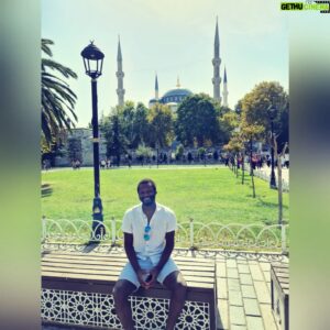 Emmanuel Buriez Instagram - Sainte-Sophie « sagesse de Dieu » ou « sagesse divine » soit en turc Ayasofya.  À Istanbul, plus grande ville de la Turquie, dans l'ancienne Constantinople au Bosphore.

Pays à cheval entre l'Europe et l'Asie , la Turquie est le lien entre l'Orient et l'Occident.

#eglise #mosquee #istambul #turquie #moyenorient #europe #asie #monument #ailleurs #viensavecmoi #comewithme #travel #ailleurs #voyage #voyageur #ontheroadagain #escapade ##EmmanuelBuriez #happyman #blackman #hopethelifenchantyou #quelavievousberce