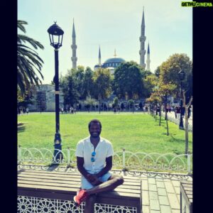 Emmanuel Buriez Instagram - Sainte-Sophie « sagesse de Dieu » ou « sagesse divine » soit en turc Ayasofya.  À Istanbul, plus grande ville de la Turquie, dans l'ancienne Constantinople au Bosphore.

Pays à cheval entre l'Europe et l'Asie , la Turquie est le lien entre l'Orient et l'Occident.

#eglise #mosquee #istambul #turquie #moyenorient #europe #asie #monument #ailleurs #viensavecmoi #comewithme #travel #ailleurs #voyage #voyageur #ontheroadagain #escapade ##EmmanuelBuriez #happyman #blackman #hopethelifenchantyou #quelavievousberce