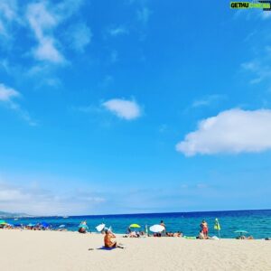 Emmanuel Buriez Instagram - Barcelone est une des 10 villes les plus peuplées d'Europe.
L'Espagne fut durement touchée par la crise sanitaire... Les touristes, dont je fais moi-même partie, sont de retour.
Les français majoritairement.
La SNCF avec la Renfe ont depuis plusieurs années un tgv direct au départ de Paris.
Sa Rambla, ses plages textiles ou naturistes, son célèbre club de football, sa gastronomie, ses monuments classés au patrimoine mondial de l'UNESCO...

Je ne parle pas espagnol... Ni catalan, la langue parlée dans cette région de Catalogne. Je veux bien que quelqu'un m'apprenne.

Que la vie vous berce.

#Barcelone #Barcelona #spain #espagne #catalogne #catalunya #espana #plage #playa #beach #europe #sun #summer #megalopole #mediterranean #mediterranee #portvell #iberique #tibidabo #larambla #fontaine  #architecture #hopethelifenchantyou #city #ville #quelavievousberce