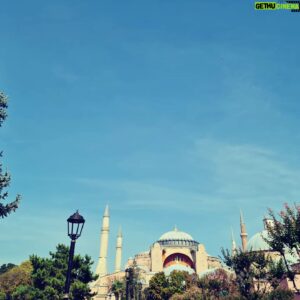 Emmanuel Buriez Instagram - Sainte-Sophie « sagesse de Dieu » ou « sagesse divine » soit en turc Ayasofya.  À Istanbul, plus grande ville de la Turquie, dans l'ancienne Constantinople au Bosphore.

Pays à cheval entre l'Europe et l'Asie , la Turquie est le lien entre l'Orient et l'Occident.

#eglise #mosquee #istambul #turquie #moyenorient #europe #asie #monument #ailleurs #viensavecmoi #comewithme #travel #ailleurs #voyage #voyageur #ontheroadagain #escapade ##EmmanuelBuriez #happyman #blackman #hopethelifenchantyou #quelavievousberce