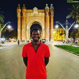 Emmanuel Buriez Instagram - Barcelone est une des 10 villes les plus peuplées d'Europe.
L'Espagne fut durement touchée par la crise sanitaire... Les touristes, dont je fais moi-même partie, sont de retour.
Les français majoritairement.
La SNCF avec la Renfe ont depuis plusieurs années un tgv direct au départ de Paris.
Sa Rambla, ses plages textiles ou naturistes, son célèbre club de football, sa gastronomie, ses monuments classés au patrimoine mondial de l'UNESCO...

Je ne parle pas espagnol... Ni catalan, la langue parlée dans cette région de Catalogne. Je veux bien que quelqu'un m'apprenne.

Que la vie vous berce.

#Barcelone #Barcelona #spain #espagne #catalogne #catalunya #espana #plage #playa #beach #europe #sun #summer #megalopole #mediterranean #mediterranee #portvell #iberique #tibidabo #larambla #fontaine  #architecture #hopethelifenchantyou #city #ville #quelavievousberce