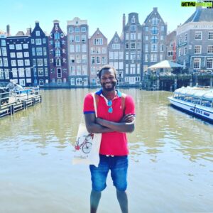 Emmanuel Buriez Instagram - Petite escapade caniculaire 🌞
Il y a foule. Les gens ont de nouveau envie de voyager, de s'amuser en toute insouciance.
Ça fourmille, ça boit 🍾, ça rit 😆
Bref ça revit 😁

Sur le port d'Amsterdam 🎵🎼🎶

#Amsterdam #amstellodamois #paysbas #Netherlands #canicule #heatwave #Europe #UE #été #summer #coolraoul #EmmanuelBuriez #Buriez #escapade #ailleurs #viensavecmoi #comewithme #hopethelifenchantyou #quelavievousberce