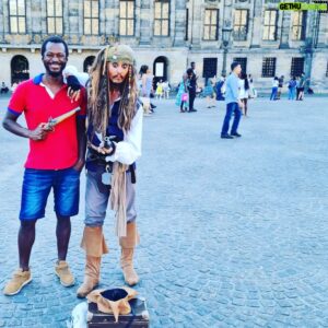 Emmanuel Buriez Instagram - Petite escapade caniculaire 🌞
Il y a foule. Les gens ont de nouveau envie de voyager, de s'amuser en toute insouciance.
Ça fourmille, ça boit 🍾, ça rit 😆
Bref ça revit 😁

Sur le port d'Amsterdam 🎵🎼🎶

#Amsterdam #amstellodamois #paysbas #Netherlands #canicule #heatwave #Europe #UE #été #summer #coolraoul #EmmanuelBuriez #Buriez #escapade #ailleurs #viensavecmoi #comewithme #hopethelifenchantyou #quelavievousberce