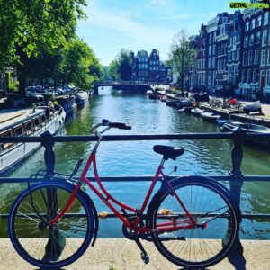 Emmanuel Buriez Instagram - Petite escapade caniculaire 🌞
Il y a foule. Les gens ont de nouveau envie de voyager, de s'amuser en toute insouciance.
Ça fourmille, ça boit 🍾, ça rit 😆
Bref ça revit 😁

Sur le port d'Amsterdam 🎵🎼🎶

#Amsterdam #amstellodamois #paysbas #Netherlands #canicule #heatwave #Europe #UE #été #summer #coolraoul #EmmanuelBuriez #Buriez #escapade #ailleurs #viensavecmoi #comewithme #hopethelifenchantyou #quelavievousberce