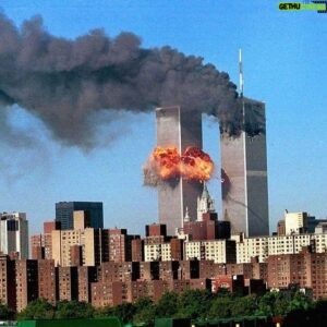 Emmanuel Buriez Instagram - 20 ans...

Le temps passe si vite et pourtant cela semble hier...

Tout le monde se souvient de ce qu'il faisait le 11 septembre 2001.
Pour ma part j'étais en cours au collège.

Les plus jeunes n'ont pas vécu ce sombre jour, à l'époque ou internet n'existait quasiment pas et dont le seul moyen d'information rapide était la télévision.
Les jours suivants l'ambiance était morose... Effrayante...

Quelle infamie, quelle tristesse, quel choc.
20 ans après ces attentats, le monde a profondément changé.

Depuis d'autres attentats ont eu lieu sur l'ensemble de la planète.

Tant de gens ont perdu la vie, des milliers de personnes. 
Certaines victimes n'ont à ce jour toujours pas été identifiées.
La pollution aux particules engendrée suite à l'effondrement des tours, continue de faire des victimes (cancer, autres maladies respiratoires).

Ce jour en mémoire et en hommage aux innocents ayant perdu la vie.
Ne jamais oublier.

#neverforget #11september #11septembre2001 #newyork #usa #terrorism #worldtradecenter #2001 #manhattan #newworldtradecenter #terroristattack #attack #infamy #groundzero #etatsunis #unitedstatesofamerica