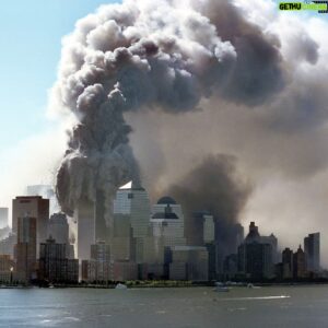 Emmanuel Buriez Instagram - 20 ans...

Le temps passe si vite et pourtant cela semble hier...

Tout le monde se souvient de ce qu'il faisait le 11 septembre 2001.
Pour ma part j'étais en cours au collège.

Les plus jeunes n'ont pas vécu ce sombre jour, à l'époque ou internet n'existait quasiment pas et dont le seul moyen d'information rapide était la télévision.
Les jours suivants l'ambiance était morose... Effrayante...

Quelle infamie, quelle tristesse, quel choc.
20 ans après ces attentats, le monde a profondément changé.

Depuis d'autres attentats ont eu lieu sur l'ensemble de la planète.

Tant de gens ont perdu la vie, des milliers de personnes. 
Certaines victimes n'ont à ce jour toujours pas été identifiées.
La pollution aux particules engendrée suite à l'effondrement des tours, continue de faire des victimes (cancer, autres maladies respiratoires).

Ce jour en mémoire et en hommage aux innocents ayant perdu la vie.
Ne jamais oublier.

#neverforget #11september #11septembre2001 #newyork #usa #terrorism #worldtradecenter #2001 #manhattan #newworldtradecenter #terroristattack #attack #infamy #groundzero #etatsunis #unitedstatesofamerica