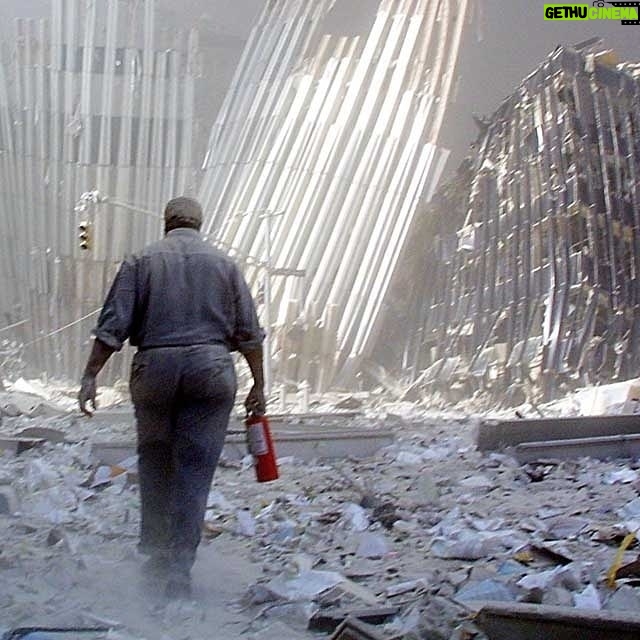 Emmanuel Buriez - 2K Likes - 20 ans...
Le temps passe si vite et pourtant cela semble hier...
Tout le monde se souvient de ce qu'il faisait le 11 septembre 2001.
Pour ma part j'étais en cours au collège.
Les plus jeunes n'ont pas vécu ce sombre jour, à l'époque ou internet n'existait quasiment pas et dont le seul moyen d'information rapide était la télévision.
Les jours suivants l'ambiance était morose... Effrayante...
Quelle infamie, quelle tristesse, quel choc.
20 ans après ces attentats, le monde a profondément changé.
Depuis d'autres attentats ont eu lieu sur l'ensemble de la planète.
Tant de gens ont perdu la vie, des milliers de personnes.
Certaines victimes n'ont à ce jour toujours pas été identifiées.
La pollution aux particules engendrée suite à l'effondrement des tours, continue de faire des victimes (cancer, autres maladies respiratoires).
Ce jour en mémoire et en hommage aux innocents ayant perdu la vie.
Ne jamais oublier.
#neverforget #11september #11septembre2001 #newyork #usa #terrorism #worldtradecenter #2001 #manhattan #newworldtradecenter #terroristattack #attack #infamy #groundzero #etatsunis #unitedstatesofamerica