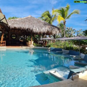 Emmanuel Buriez Instagram - L'hôtel Jardin Del Eden à Tamarindo au Costa Rica.
Differents types de chambre.
Ici la chambre premiun plus. Elle donne une vue surélevée sur l'océan pacifique.
Un hôtel qui porte bien son nom puisqu'il ressemble à l'idée du paradis.

Idéal pour un séjour paradisiaque, ecotouristique, pour le surf, ou le farniente, ou encore une ambiance romantique.

Que la vie vous berce.

#costarica #jardindeleden #tamarindo #hoteljardindeleden #pacificocean #oceanview #ocean #centralamerica #hotel #hôtel #playa #view #viensavecmoi #comewithme #travel #ailleurs #emmanuelburiez #suitewithaview #beachview #seaandsun #guanacaste #holidays  #luxuryhotel #world #ecotourisme #ecotourism #guanacastecostarica #quelquepart ##hopethelifenchantyou #quelavievousberce