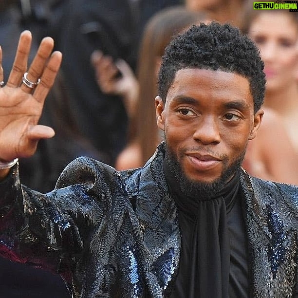 Emmanuel Buriez - 2.1K Likes - Un an déjà... 😥
Le Wakanda a perdu son roi...
Le cinéma a perdu un bel acteur.
Car beau tu l'étais dans tous les sens du terme.
Valeureux, généreux, sympathique, talentueux, inspirant...
Tu nous manques Chadwick Boseman.
Le 1er blackpanther au cinéma. Roi T'Challa.
Tu es devenu une légende du 7ème art si vite, bien avant que tu ne nous quittes.
Tu avais 43 ans, trop tôt, d'autant plus que personne ne s'y attendait.
Nous ignorions tous que tu luttais contre cette satanée maladie entre 2 tournages.
L'on dit que les meilleurs partent toujours les 1er... malheureusement vrai dans ton cas.
Wakanda forever, Chadwick forever.
#chadwickboseman #rip #aurevoir #ripchadwickboseman #wakanda #restinpeacechadwickboseman #chadwickforever #tunousmanque #wemissyou #wakandaforever #forever #restinpeace #blackpanther #theking #restinpower
