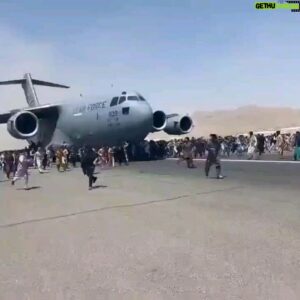 Emmanuel Buriez Instagram - L'Afghanistan est en proie aux talibans...
Cette situation ayant créé une instabilité politique à plongé ce pays dans le chaos.
De nombreuses vies sont menacées.
L'évacuation massive d'afghans à débuté vers divers pays pour leur sécurité.
La France fait partie des pays les accueillants.

Peu de gens connaissent ou s'intéressent réellement à ce pays d'Asie Centrale.
Lorsque l'on demande à plusieurs personnes de le placer sur une carte, son emplacement est majoritairement erroné.
Voisin du Pakistan et de l'Ouzbékistan, le tout proche de l'Inde.

L'Afghanistan est un des rares pays que je n'ai pas visité.
Lors de mon second tour du monde (en voiture) je souhaitais m'y rendre, mais plusieurs autorités me l'avaient fermement déconseillé.

La nature de ses paysages semblent faire rêver.

Ce voyage ne sera pas encore pour tout de suite.

Soutien aux afghans.

Que la vie vous berce.

#afghanistan #afghan #prayforafghanistan

Aucune image n'est de moi sur cette publication.