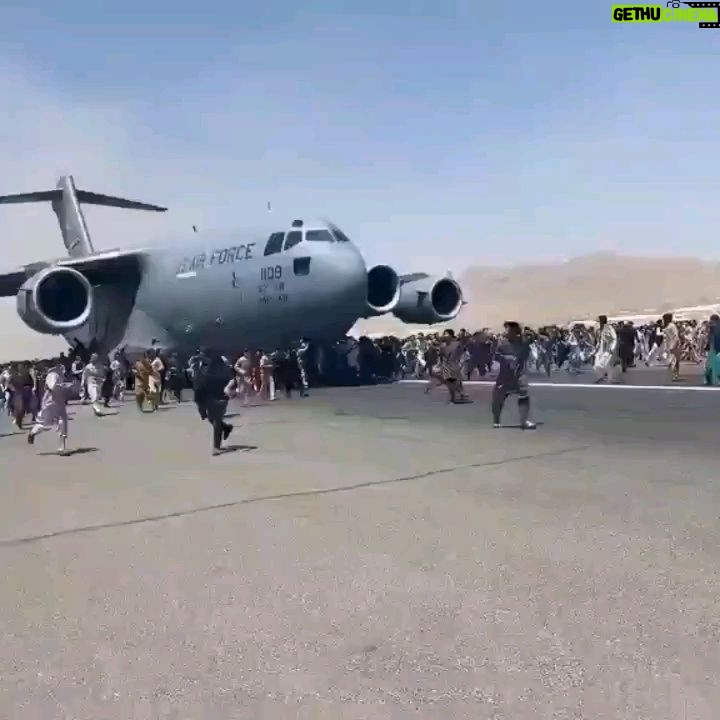 Emmanuel Buriez - 2.1K Likes - L'Afghanistan est en proie aux talibans...
Cette situation ayant créé une instabilité politique à plongé ce pays dans le chaos.
De nombreuses vies sont menacées.
L'évacuation massive d'afghans à débuté vers divers pays pour leur sécurité.
La France fait partie des pays les accueillants.
Peu de gens connaissent ou s'intéressent réellement à ce pays d'Asie Centrale.
Lorsque l'on demande à plusieurs personnes de le placer sur une carte, son emplacement est majoritairement erroné.
Voisin du Pakistan et de l'Ouzbékistan, le tout proche de l'Inde.
L'Afghanistan est un des rares pays que je n'ai pas visité.
Lors de mon second tour du monde (en voiture) je souhaitais m'y rendre, mais plusieurs autorités me l'avaient fermement déconseillé.
La nature de ses paysages semblent faire rêver.
Ce voyage ne sera pas encore pour tout de suite.
Soutien aux afghans.
Que la vie vous berce.
#afghanistan #afghan #prayforafghanistan
Aucune image n'est de moi sur cette publication.