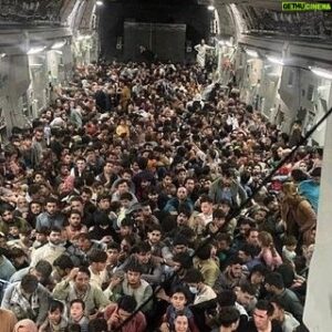 Emmanuel Buriez Instagram - L'Afghanistan est en proie aux talibans...
Cette situation ayant créé une instabilité politique à plongé ce pays dans le chaos.
De nombreuses vies sont menacées.
L'évacuation massive d'afghans à débuté vers divers pays pour leur sécurité.
La France fait partie des pays les accueillants.

Peu de gens connaissent ou s'intéressent réellement à ce pays d'Asie Centrale.
Lorsque l'on demande à plusieurs personnes de le placer sur une carte, son emplacement est majoritairement erroné.
Voisin du Pakistan et de l'Ouzbékistan, le tout proche de l'Inde.

L'Afghanistan est un des rares pays que je n'ai pas visité.
Lors de mon second tour du monde (en voiture) je souhaitais m'y rendre, mais plusieurs autorités me l'avaient fermement déconseillé.

La nature de ses paysages semblent faire rêver.

Ce voyage ne sera pas encore pour tout de suite.

Soutien aux afghans.

Que la vie vous berce.

#afghanistan #afghan #prayforafghanistan

Aucune image n'est de moi sur cette publication.