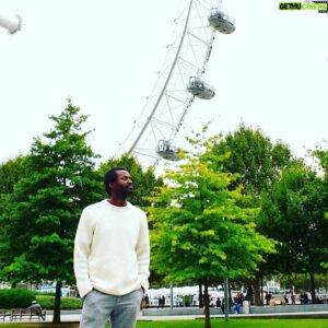 Emmanuel Buriez Instagram - Dans l'œil de Londres, la grande roue du millenaire : London Eye.
Dans les films catastrophes américains, elle tombe souvent.
Dans la réalité, du haut de ses 135 mètres, elle tient debout depuis qu'elle fut dressée en 1999 soit il y a plus de 20 ans.

Londres est de nouveau ouverte aux touristes (vaccinés) sans quarantaine.

#london #londres #londonvibes #londonbaby #unitedkingdom #uk #londonist #londonista #england #tamise #londoneye #british #comewithme #viensavecmoi #surmaroute #surlaroute #ontheroad #ontheroadagain #angleterre #anglais #granderoue #city #country #londoner #centrallondon #millenniumwheel #hopethelifenchantyou #emmanuelburiez #quelavievousberce