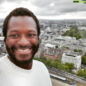 Emmanuel Buriez Instagram - Dans l'œil de Londres, la grande roue du millenaire : London Eye.
Dans les films catastrophes américains, elle tombe souvent.
Dans la réalité, du haut de ses 135 mètres, elle tient debout depuis qu'elle fut dressée en 1999 soit il y a plus de 20 ans.

Londres est de nouveau ouverte aux touristes (vaccinés) sans quarantaine.

#london #londres #londonvibes #londonbaby #unitedkingdom #uk #londonist #londonista #england #tamise #londoneye #british #comewithme #viensavecmoi #surmaroute #surlaroute #ontheroad #ontheroadagain #angleterre #anglais #granderoue #city #country #londoner #centrallondon #millenniumwheel #hopethelifenchantyou #emmanuelburiez #quelavievousberce