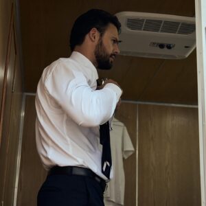 Emmanuel Palomares Instagram - listo para mi último día de grabaciones 🎬 @vivirdeamorof #joseemilio 🕴️