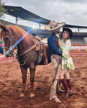 Emmanuel Palomares Instagram - Pepe Emilio en su Mero Mole 🐴🎬 
@vivirdeamorof #VivirDeAmor
