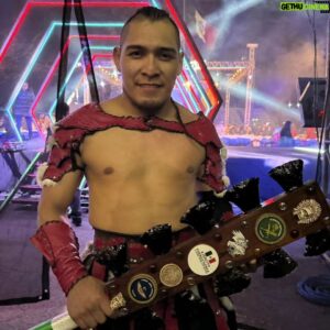 Emmanuel Roman Morales Instagram - El ganador del torneo #ReyDeReyes, nuestro Megacampeón, @hijodelvikingoaaaoficial. ⚔️💥