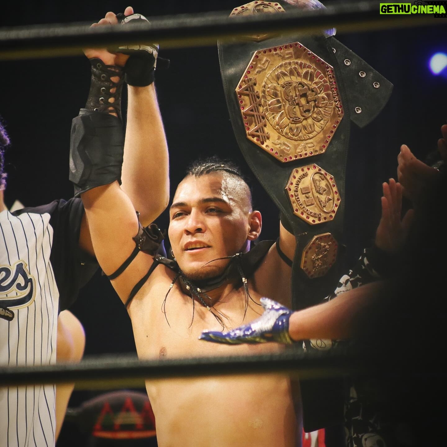 Emmanuel Roman Morales - 6.6K Likes - @hijodelvikingoaaaoficial, conquistaste los encordados, rompiste récords y fronteras. Te convertiste en el Megacampeón más joven en la historia de @luchalibreaaa y escribiste un legado ante rivales de época.
Esta lesión solo es un pequeño obstáculo en tu brillante carrera. Aquí estaremos muy atentos a tu regreso, para seguir siendo testigos de tus habilidades y entrega.
#FuerzaVikingo 👊