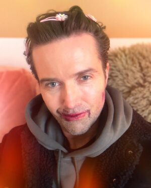 Emmett Scanlan Instagram - If you know you know…. Netflix’s number 1 show in the UK & Ireland AND AROUND THE WORLD (I haven’t checked the world part. I figure you can say anything you want so long as you don’t check the facts)… anyway I digress, VOTED THE WORLDS GREATEST SHOW Fool Me Once is still being binged left right and centre!!!

Seriously though, thank you all for watching. The response has been insane. Truly. Huge respect for reaching out…. #FoolMeOnce