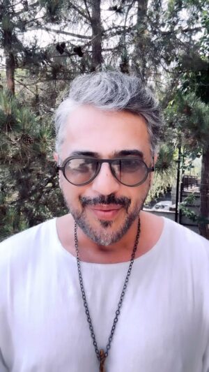Emre Altuğ Instagram - Herkese merhaba; “Tatildeyim” şarkımıza gösterdiğiniz ilgi için çok teşekkür ediyorum ve görüyorumki bu şarkıyla birlikte güzel anılar ve anlar biriktiriyorsunuz. Ve düşündümki bu şarkıyla hepimizin güzel bir anısı olsun. Şimdi size vereceğim mail adresine düğün, nikah, fotoğraflarınızı isim ve soy isimlerinizi yazarak gönderiyorsunuz ve yeni bir “Tatildeyim” klibinde bana eşlik ediyorsunuz 😉🧡 
emreiletatildeyim@gmail.com
@akademi.organizasyon @promomedya @abdullahbulutt @seyiths @seyitaydoganworks @hakanvision