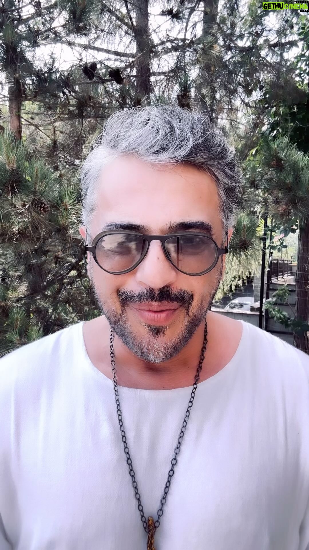 Emre Altuğ - 71.5K Likes - Herkese merhaba; “Tatildeyim” şarkımıza gösterdiğiniz ilgi için çok teşekkür ediyorum ve görüyorumki bu şarkıyla birlikte güzel anılar ve anlar biriktiriyorsunuz. Ve düşündümki bu şarkıyla hepimizin güzel bir anısı olsun. Şimdi size vereceğim mail adresine düğün, nikah, fotoğraflarınızı isim ve soy isimlerinizi yazarak gönderiyorsunuz ve yeni bir “Tatildeyim” klibinde bana eşlik ediyorsunuz 😉🧡
emreiletatildeyim@gmail.com
@akademi.organizasyon @promomedya @abdullahbulutt @seyiths @seyitaydoganworks @hakanvision