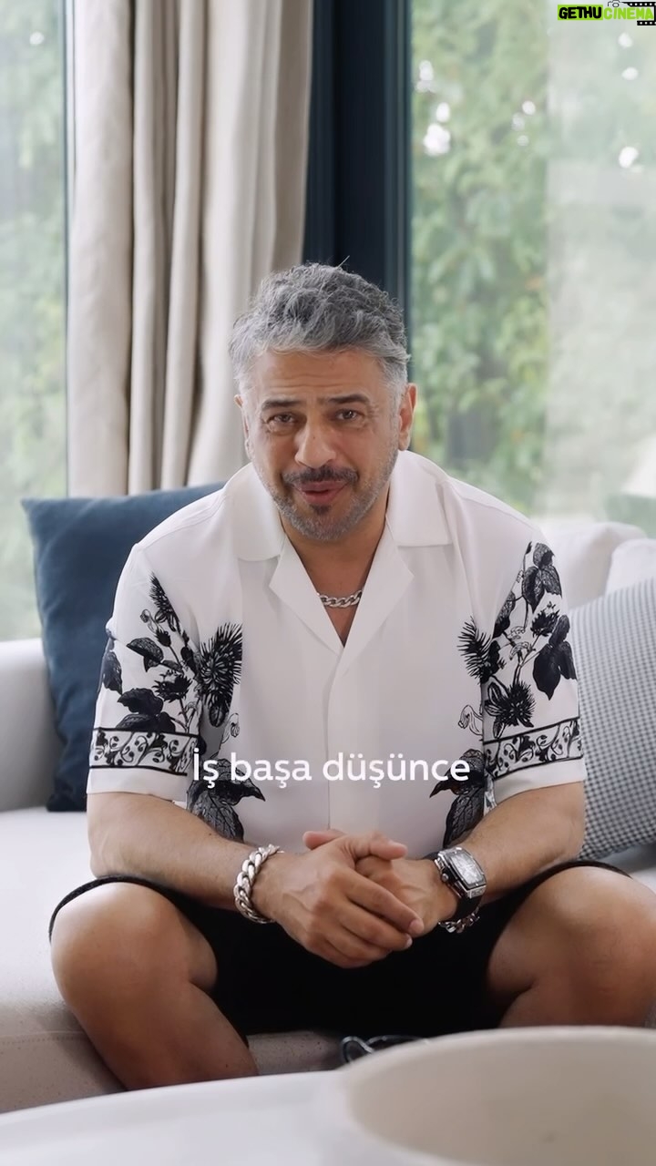 Emre Altuğ - 59K Likes - Bir baba için en anlamlı hediye, oğlunun büyüdüğünü görmektir. Her büyüme aşaması, paha biçilemezdir ve her an özel bir değere sahiptir. ❤️
Philips OneBlade ile birlikte, tıraş olmanın inceliklerini oğluma öğretirken, kesiksiz ve güvenli bir deneyim yaşamak gerçekten harika. Bu anlar, babalık duygularımı daha da derinleştiriyor ve Philips OneBlade’in sağladığı güvenle oğluma en iyi şekilde rehberlik edebiliyorum. #oneblade #işbirliği @philipsturkiye