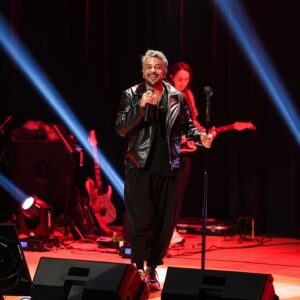 Emre Altuğ Instagram - Konser öncesi.Provadan…🙏🧡
Rehearsal…👍🧡 @cemkaracakulturmerkezi_takip 
📷: @gokselxcetinkaya