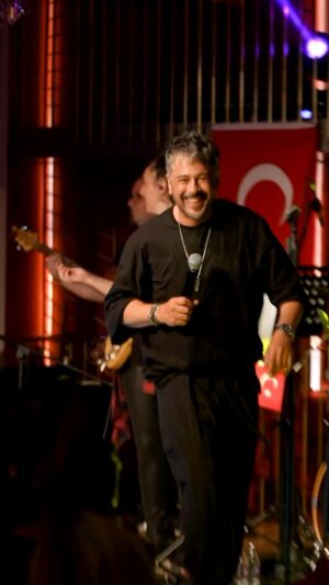 Emre Altuğ Instagram - seyirciyle ilk defa😍
‘Seni sevmek için ölmek mi lazım’🕺🎤🧡
🎥: @gokselxcetinkaya