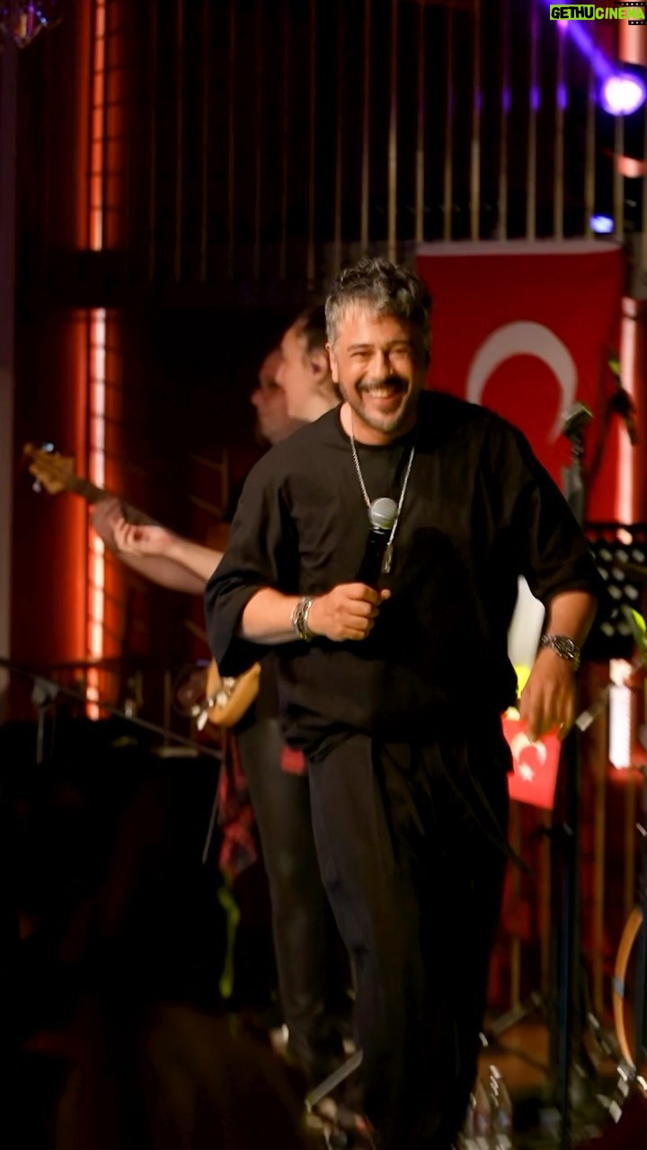 Emre Altuğ - 66.2K Likes - seyirciyle ilk defa😍
‘Seni sevmek için ölmek mi lazım’🕺🎤🧡
🎥: @gokselxcetinkaya