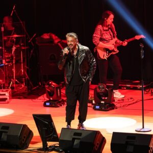 Emre Altuğ Instagram - Konser öncesi.Provadan…🙏🧡
Rehearsal…👍🧡 @cemkaracakulturmerkezi_takip 
📷: @gokselxcetinkaya