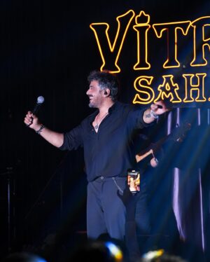 Emre Altuğ Instagram - 18/11/23 @vitrinsahne 🙏🧡
@akademi.organizasyon 
Styling: @beyza.dolucaa 
Kostüm: @deardeer.co.uk
📸: @gokselxcetinkaya
🎤: @demetyavuz 
🎸: @fulyaakgun