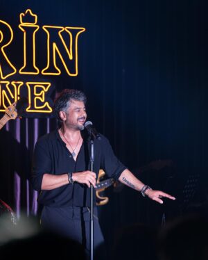 Emre Altuğ Instagram - 18/11/23 @vitrinsahne 🙏🧡
@akademi.organizasyon 
Styling: @beyza.dolucaa 
Kostüm: @deardeer.co.uk
📸: @gokselxcetinkaya
🎤: @demetyavuz 
🎸: @fulyaakgun