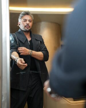 Emre Altuğ Instagram - Hazırlık…🙌 #kulis 
Ready to concert… #backstage
Styling: @beyza.dolucaa 
Kostüm: @lofibuy
📷: @gokselxcetinkaya 
@promomedya @akademi.organizasyon @abdullahbulutmanagement