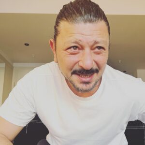 Emre Basalak Instagram - 🎵 🎻 🎵
çalışıyor bizimki 🤦🏻