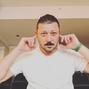 Emre Basalak Instagram - 🎵 🎻 🎵
çalışıyor bizimki 🤦🏻
