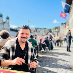 Emre Basalak Instagram - überall ist wie Musik…