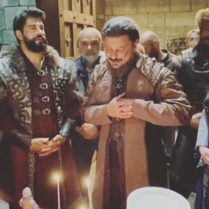 Emre Basalak Instagram - gündüzün en sevdiğim fotoğrafı bu !!!

Öyle güzel anlatıyor ki 3 sezonu…
Emre’ye de tercüman oluyor sanki…
Uzun uzun anlatmayacağım…uzun uzun yaşadık zaten…

Ertuğrul Gazi oğlu Gündüz Bey’e…
 “Helallik istemiştim…
Umarım helal etmişsindir… Nur ol…”

3 yıldır yalnız bırakmayan takipçilere…
 “İzleyicinin kararı temyize gitmez…
Umarım sevmişinizdir…Var olun…”

Ve yol arkadaşlarım !…
 Beni “Kuruluş Osman” projesinde ev sahibi  hissettiren herkese…

hancısına yolcusuna…
yazanına oynayanına…
hayalcisine çekenine …
çaycısına çorbacısına…
emekçisine yöneticisine…
herkese…
ama herkese…

gözlerimin içinden
yüreğimin dibinden
ciğerimin ortasından
……………………………….teşekkürler…

zor oldu…
ÇOK ZOR…
ama Gündüz’ün dediği gibi…
“Kader Gayrete Aşıktır”

onur duyuyorum … iyi ki…

Eyvallah Evim !

This is the my favorite photo of Gündüz…
It tells the three season so well…
It articulates Emre’s feelings, too. 
I have not told you for a long time, we have lived a long time already…

To Gündüz Bey, son of Ertugrul Gazi…
“I’ve wanted to give your blessing to me… i hope you’ve done… You’ve my gratitude!”

To the followers who have not left alone for three years…
“The decision of the audience is indisputable. I hope you liked it. Viva!”

And to my fellows…
To everyone who made me feel like a home in the Kurulus Osman project…
To writers…to actors…
To laborers…to boss…
To everyone and everyone…

I would like to take this occasion to thank you all with all my heart…

It is difficult for me but remember, Gündüz said that;
“Destiny is in love with tenacity.”

I feel honored!

Eyvallah my home.