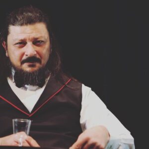 Emre Basalak Instagram - 🎭 19. Sezonum bu tiyatroda…birçoğunuzun yaşından fazla….
 5. Frank ‘ la selama çıkmak nasip oldu bu kez….
Çok özlediğim o anlara yeniden dönmek….
Bu kez sessizce…..
18 Aralık 2021 opera sahnesi
#prömiyer