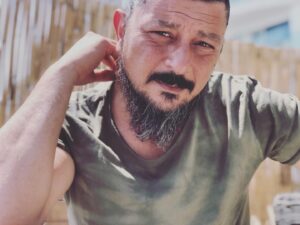 Emre Basalak Instagram - Umut…………………..
Oyunun sonunda geri döner…