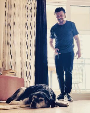 Emre Basalak Instagram - Sen hep benim yanımdasın…❤️
(İhtiyar gayet iyi dostlar…:)