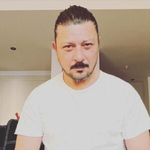 Emre Basalak Instagram - 🎵 🎻 🎵
çalışıyor bizimki 🤦🏻