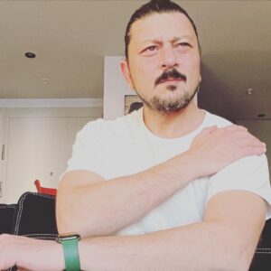 Emre Basalak Instagram - 🎵 🎻 🎵
çalışıyor bizimki 🤦🏻