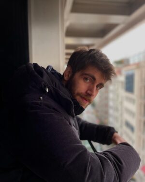 Emre Bey Instagram - Bölümü bekliyorum ama biraz üşüdüm 🥶 20.00 de @sonnefesimfox 🤟