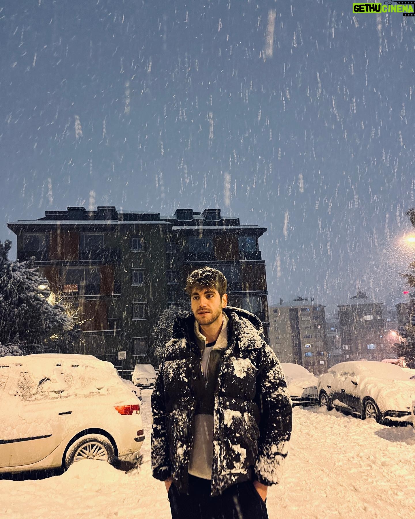 Emre Bey - 102.2K Likes - 87de yağan karı düşünüyorum ⛄️