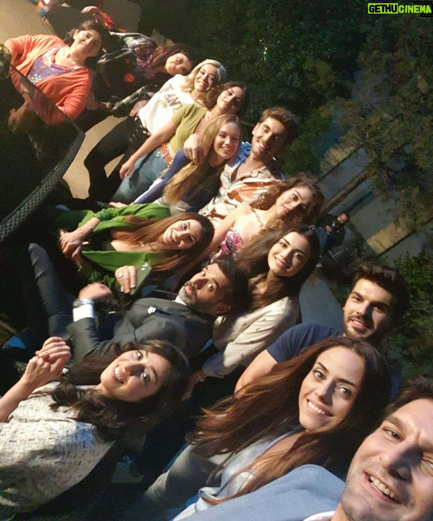 Emre Bey - 259.2K Likes - İyi ki dediğim bi iş çok güzel insanlarla karşılaştım bi kısmıyla fotoğraf çekilmeyi unutmuşuz... ben bu fotoğraflarla veda etmek istedim Burak olsa o da böyle yapardı :) @sol.yanimdizi @bkmonline