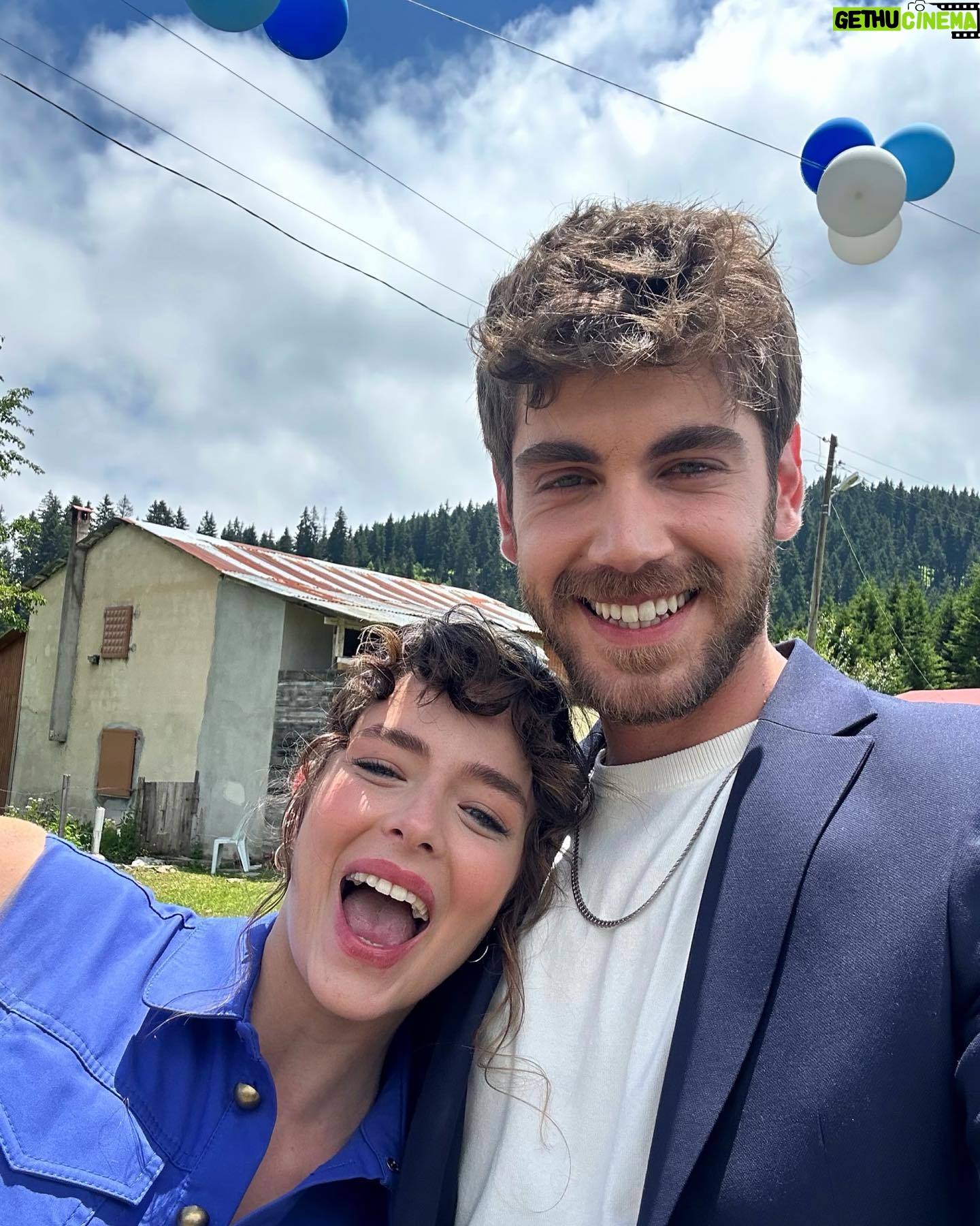 Emre Bey - 116.4K Likes - Düğünlü bi bölümümüz var bekleriz 🎊🎊 #VermemSeniEllere
@vermemsenidizi