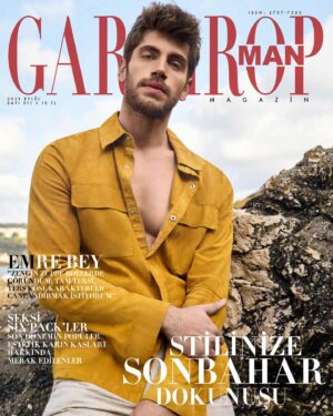 Emre Bey Instagram - Herkesin eline sağlık ✌️ 

Yayın Direktörü: @gulay_ozdemir 
Genel Yayın Yönetmeni: @caglakucukdereli 
Fotoğraflar: @nadirozkan
Videografi: @numanalkan
Styling: @sedassolmaz
Kapak kıyafeti: @network
Styling Asistanı: @ernyuce
Saç ve Makyaj: @utkuagagilofficiall @fundaaslangoren
Marka İletişimi: @mine.gunduz
Prodüksiyon: @nutekstudio
Mekan: @peacockbeachofficial 
@ukiletisim