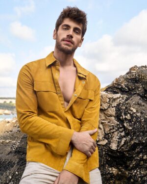 Emre Bey Instagram - Herkesin eline sağlık ✌️ 

Yayın Direktörü: @gulay_ozdemir 
Genel Yayın Yönetmeni: @caglakucukdereli 
Fotoğraflar: @nadirozkan
Videografi: @numanalkan
Styling: @sedassolmaz
Kapak kıyafeti: @network
Styling Asistanı: @ernyuce
Saç ve Makyaj: @utkuagagilofficiall @fundaaslangoren
Marka İletişimi: @mine.gunduz
Prodüksiyon: @nutekstudio
Mekan: @peacockbeachofficial 
@ukiletisim