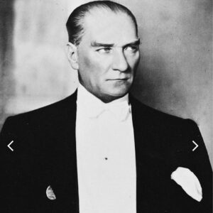Emre Kınay Instagram - Mustafa Kemal Atatürk Cagdaş Türkiye’nin ve 
Türk milletinin önderi kurtarıcısı vizyon sahibi,tüm ulusun sahiplendiği tek önderidir...
Yediği kaba pisleyen, yalaka çapsızlar bunu ogrenemedi...
öğrenemeyecek...
Bizim ödediğimiz vergilerden maaşını alan soysuzlarin prim yapmak icin ettikleri kufurler bumerank gibi doner bir gun sizi vurur...Haddinizi bilin...Sabrimizi sınamayın...